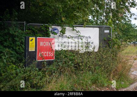 Stoke Poges, Regno Unito. 1 agosto 2023. Parte della superficie stradale sulla B416, Stoke Road a Stoke Poges, nel Buckinghamshire, ha fallito di nuovo. Anche alcuni scarichi sulla strada sono pieni di fango. Un gran numero di veicoli pesanti utilizza la strada per i lavori di costruzione del nuovo South Bucks Country Park, che si sta sviluppando vicino alla A416 appena fuori Slough, sul sito della vecchia Lanes Golf Academy. Il parco di campagna di 59 ettari sarà aperto al pubblico nel 2024. Si ritiene che una parte del materiale rovinato scaricato nel sito sia stata rovinata dai controversi tunnel della ferrovia ad alta velocità HS2, che sono in fase di realizzazione Foto Stock