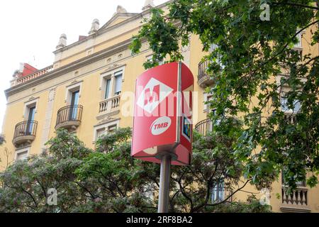 Barcellona, Spagna - 9 maggio 2022, cartello d'ingresso TMB della metropolitana di Barcellona. TMB è il principale operatore di trasporto pubblico a Barcellona. Foto Stock