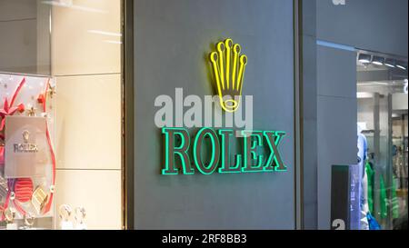 Nanning, Cina - 2 luglio 2013: Logo Rolex store. Rolex è un designer e produttore di orologi svizzero fondato nel Regno Unito con sede a Ginevra, in Svizzera. Foto Stock