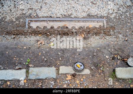 Stoke Poges, Regno Unito. 1 agosto 2023. Parte della superficie stradale sulla B416, Stoke Road a Stoke Poges, nel Buckinghamshire, ha fallito di nuovo. Anche alcuni scarichi sulla strada sono pieni di fango. Un gran numero di veicoli pesanti utilizza la strada per i lavori di costruzione del nuovo South Bucks Country Park, che si sta sviluppando vicino alla A416 appena fuori Slough, sul sito della vecchia Lanes Golf Academy. Il parco di campagna di 59 ettari sarà aperto al pubblico nel 2024. Si ritiene che una parte del materiale rovinato scaricato nel sito sia stata rovinata dai controversi tunnel della ferrovia ad alta velocità HS2, che sono in fase di realizzazione Foto Stock