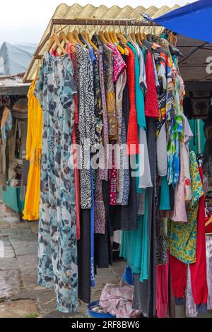 Abiti colorati outfit moderni per il guardaroba da donna estivo Foto Stock