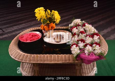 Un tipico matrimonio nepalese. Questa foto raffigura un dettagliato tavolo di canne da zucchero. Ghirlande di fiori splendidamente intrecciate e una lampada a olio che brucia significano unicità. Foto Stock
