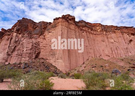 Scogliere rosse della formazione Talampaya arenaria presso la Puerta del Cañon nel Parco Nazionale Talampaya, Argentina. Foto Stock