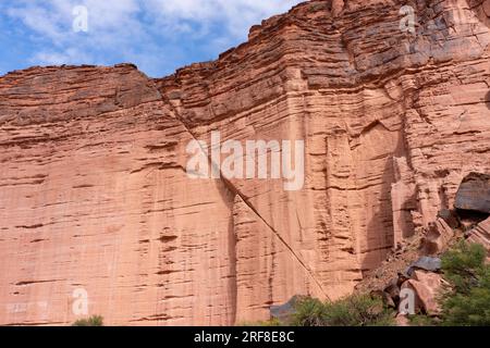 Scogliere di arenaria rossa della formazione Talampaya nella gola di Talampaya nel Parco Nazionale di Talampaya, Argentina. Foto Stock