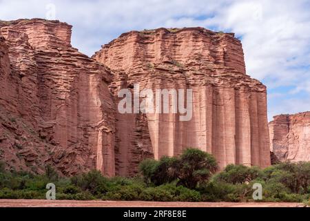 Scogliere di arenaria rossa della formazione Talampaya nella gola di Talampaya nel Parco Nazionale di Talampaya, Argentina. Foto Stock