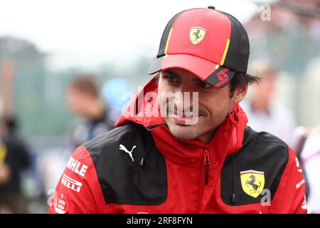 Carlos Sainz della Scuderia Ferrari nel paddock prima del Gran Premio di F1 del Belgio a Spa Francorchamps il 30 luglio 2023 a Stavelot, Belgio. Foto Stock