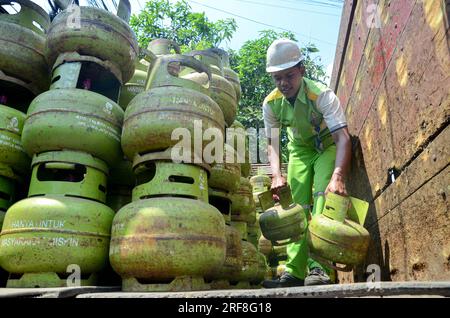 Malang, Indonesia. 31 luglio 2023. (7/31/2023) Un lavoratore che carica e scarica bombole di gas di petrolio liquefatto (GPL) da 3 kg a Malang. PT Pertamina Patra Naga ha detto che c'è stato un aumento del consumo di GPL di 3kg al 2% durante questo luglio. (Foto di Moch Farabi Wardana/Pacific Press/Sipa USA) credito: SIPA USA/Alamy Live News Foto Stock