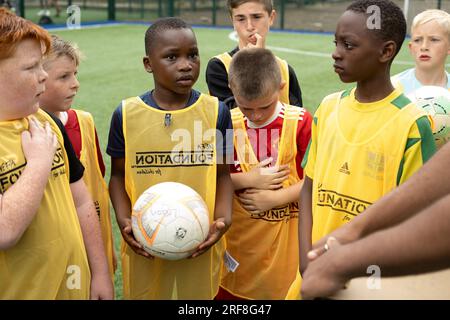 Giovane calciatore che si prepara per il gioco. Foto Stock