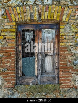 Casa contadina in pietra, architettura rustica spontanea a Preturo. Provincia dell'Aquila, Abruzzo Foto Stock