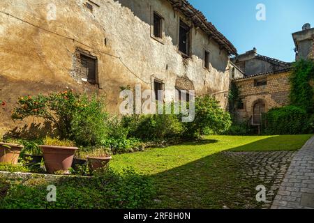 Casa contadina in pietra, architettura rustica spontanea a Preturo. Provincia dell'Aquila, Abruzzo Foto Stock