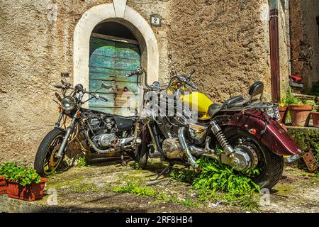 motociclette da ripristinare. Casa contadina in pietra, architettura rustica spontanea a Preturo. Provincia dell'Aquila, Abruzzo Foto Stock