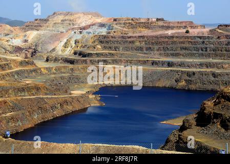 Miniere di Riotinto. Cerro Colorado è una miniera a cielo aperto, una tecnica di estrazione mineraria di superficie. Riotinto è un deposito di minerali di calcopirite e. Foto Stock