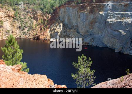 Miniere di Riotinto. La Peña de Hierro è una miniera a cielo aperto, una tecnica di estrazione mineraria di superficie. Riotinto è un deposito di minerali di calcopirite e. Foto Stock