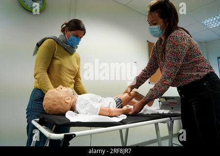 I medici generici sono addestrati nelle procedure di emergenza pediatrica. Foto Stock