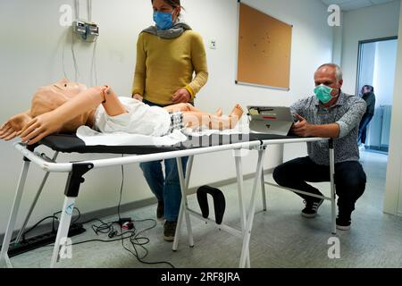 I medici generici sono addestrati alle procedure di emergenza pediatrica. Preparazione del fantoccio per la simulazione di emergenza. Foto Stock