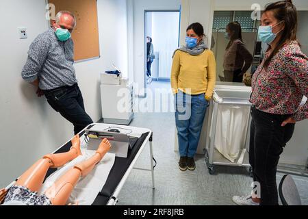 I medici generici sono addestrati nelle procedure di emergenza pediatrica. Foto Stock