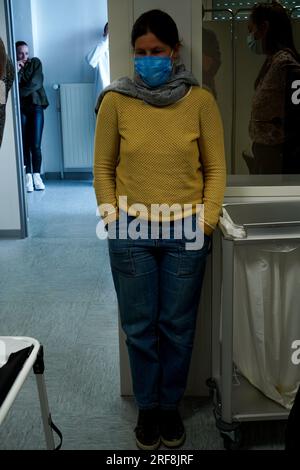 I medici generici sono addestrati nelle procedure di emergenza pediatrica. Foto Stock