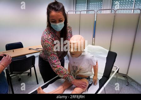 I medici generici sono addestrati alle procedure di emergenza pediatrica. Preparazione del fantoccio per la simulazione di emergenza. Foto Stock