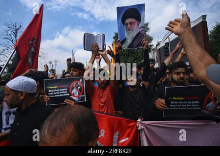 Srinagar, India. 27 luglio 2023. (7/27/2023) i musulmani sciiti del Kashmir partecipano a una processione religiosa rituale davanti ad Ashura nell'otto giorni di Muharram. Dopo oltre trent'anni, le autorità permisero all'ottava processione Muharram di passare attraverso il suo percorso tradizionale nella capitale del Kashmir, Srinagar, giovedì. L'ottavo e decimo giorno delle processioni Muharram furono bandite nel 1989 dopo l'eruzione della militanza nel Jammu e nel Kashmir. (Foto di Mubashir Hassan/Pacific Press/Sipa USA) credito: SIPA USA/Alamy Live News Foto Stock