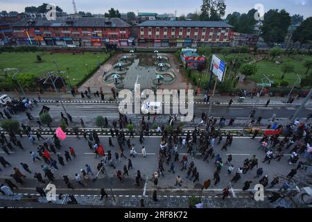 Srinagar, India. 27 luglio 2023. (7/27/2023) i musulmani sciiti del Kashmir partecipano a una processione religiosa rituale davanti ad Ashura nell'otto giorni di Muharram. Dopo oltre trent'anni, le autorità permisero all'ottava processione Muharram di passare attraverso il suo percorso tradizionale nella capitale del Kashmir, Srinagar, giovedì. L'ottavo e decimo giorno delle processioni Muharram furono bandite nel 1989 dopo l'eruzione della militanza nel Jammu e nel Kashmir. (Foto di Mubashir Hassan/Pacific Press/Sipa USA) credito: SIPA USA/Alamy Live News Foto Stock