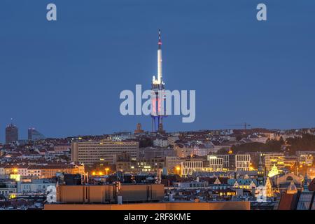 La torre della televisione Zizkov e la città di Praga, Repubblica Ceca, al tramonto Foto Stock
