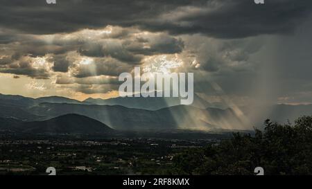 tramonto tempestoso nella valle Foto Stock