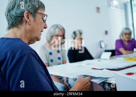 Ludwigshafen, Germania. 7 giugno 2023. L'organizzatrice e "Reading leader" Julia Szostek (l) legge un breve racconto presso la biblioteca pubblica. La lettura condivisa è un modo leggermente diverso di leggere insieme. Un esperto leader della lettura porta un racconto breve e una poesia da leggere ad alta voce. Durante le pause di lettura, c'è tempo per condividere e ascoltare. Crediti: Uwe Anspach/dpa/Alamy Live News Foto Stock