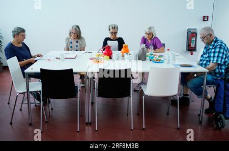 Ludwigshafen, Germania. 7 giugno 2023. L'organizzatrice e "Reading leader" Julia Szostek (l) legge un breve racconto presso la biblioteca pubblica. La lettura condivisa è un modo leggermente diverso di leggere insieme. Un esperto leader della lettura porta un racconto breve e una poesia da leggere ad alta voce. Durante le pause di lettura, c'è tempo per condividere e ascoltare. Crediti: Uwe Anspach/dpa/Alamy Live News Foto Stock