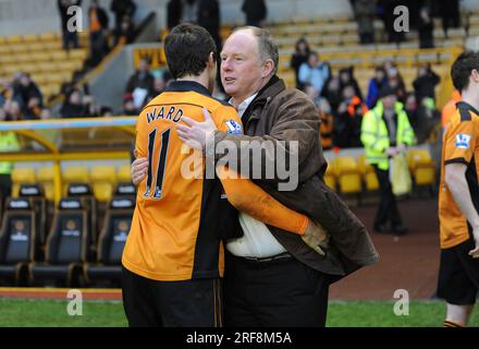 Stephen Ward del Wolverhampton Wanderers si congratula con il presidente del Wolves Steve Morgan Barclays Premier League - Wolverhampton Wanderers contro Birmingham City 12/12/2010 Foto Stock