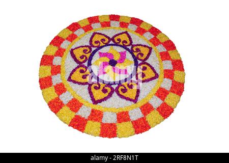 L'Onam Pookalam è un tradizionale disegno floreale o rangoli realizzato durante il festival di Onam nello stato indiano del Kerala. Foto Stock