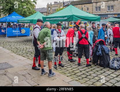 "Great Yorkshire Morris", un lato dello Yorkshire morris, si è esibito durante le celebrazioni dello Yorkshire Day tenutesi a Skipton High St il 1 agosto 2023. Foto Stock