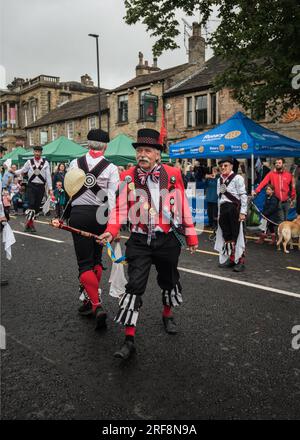 "Great Yorkshire Morris", un lato dello Yorkshire morris, si è esibito durante le celebrazioni dello Yorkshire Day tenutesi a Skipton High St il 1 agosto 2023. Foto Stock