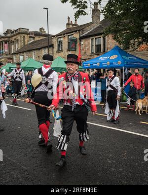 "Great Yorkshire Morris", un lato dello Yorkshire morris, si è esibito durante le celebrazioni dello Yorkshire Day tenutesi a Skipton High St il 1 agosto 2023. Foto Stock