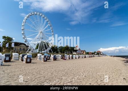Spiaggia del Mar Baltico vicino a Kuehlungsborn con grande ruota panoramica Foto Stock