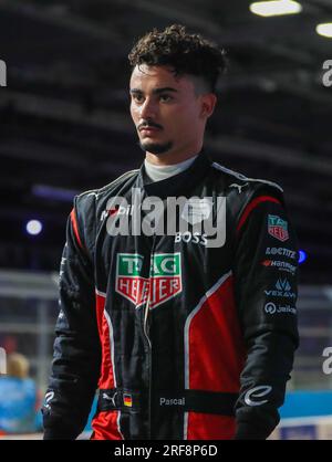 Pascal Wehrlein di TAG Heuer Porsche dopo le prove 3 del secondo giorno dell'e-Prix di Londra Hankook 2023 all'Excel Circuit di Londra. Data foto: Domenica 30 luglio 2023. Foto Stock