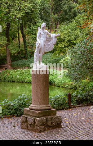 Uman. Il parco Sofievsky di mattina. Scultura di Apollo. Foto Stock