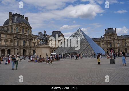 Parigi, Francia - 13 luglio 2023 - Una vista panoramica del Museo del Louvre nel cuore di Parigi alla luce del giorno Foto Stock