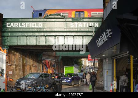 La stazione ferroviaria di Earlsfield si trova sulla linea principale Sud Ovest che serve Earlsfield nel London Borough di Wandsworth, South London Foto Stock