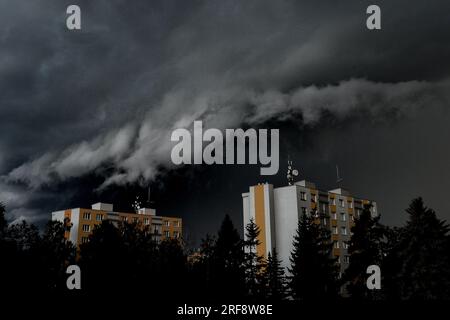 Mnichovo Hradiste, Repubblica Ceca. 1 agosto 2023. Paesaggio di nuvole oscure e inquietanti che si formano sul cielo tempestoso prima di un pesante temporale sull'area rurale della città nel paesaggio boemo Paradise Lanndscape nella Repubblica Ceca. L'Istituto idrometeorologico ceco prevede temporali per tutta la Repubblica Ceca nelle ore notturne. (Immagine di credito: © Slavek Ruta/ZUMA Press Wire) SOLO USO EDITORIALE! Non per USO commerciale! Foto Stock