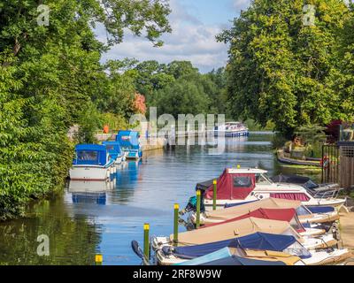 Piccole imbarcazioni Mored, Goring Lock, Tamigi, Goring-on-Thames, Oxfordshire, Inghilterra, Regno Unito, Regno Unito. Foto Stock