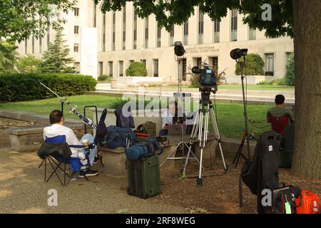 Washington, DC, USA. 1 agosto 2023. I membri dei media attendono fuori dalla Corte di giustizia degli Stati Uniti E. Barrett Prettyman per le notizie sull'imminente accusa dell'ex presidente Donald Trump da parte di un Grand jury. Credito: Philip Yabut/Alamy Live News Foto Stock