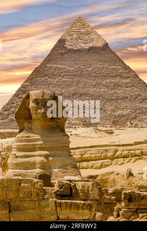 Due famosi monumenti egiziani, la Sfinge e le Piramidi, sono spesso visti insieme nelle fotografie. Foto Stock