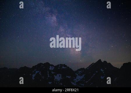 La via Lattea che si innalza sopra il bacino gotico in una limpida notte d'estate Foto Stock