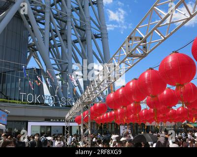 Popolare destinazione turistica, la Tokyo Skytree è la torre più alta del mondo e l'ingresso alla struttura presenta lanterne giapponesi di loto rosso. Foto Stock