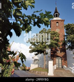 Chiesa sopra il villaggio di Ebeltoft, Djursland, Jutland, Danimarca Foto Stock