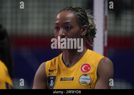 ISTANBUL, TURKIYE - 25 MARZO 2023: Chiaka Ogbogu in Turk Hava Yollari vs Vakifbank Turkish Sultans League match in Burhan Felek Sport Hall Foto Stock