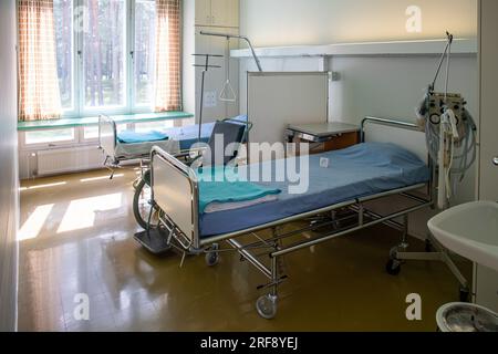 Ricostruzione della stanza dei pazienti con letti ospedalieri presso il sanatorio di Paimio, ex ospedale per tubercolosi progettato da Aino e Alvar Aalto, a Paimio, Finlandia Foto Stock