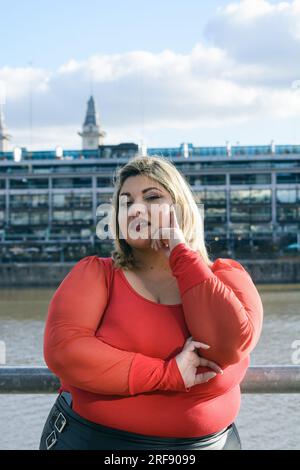 Ritratto verticale di una giovane donna latina ispanica di etnia argentina, in piedi all'aperto a Buenos Aires, in posa guardando la macchina fotografica, Foto Stock