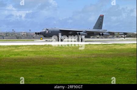UN U.S. Air Force B-52H taxi sulla pista il 6 luglio 2023, presso Andersen Air Force base, Guam. (STATI UNITI Foto Air Force di Tech. Sgt. Delia Martinez) Foto Stock