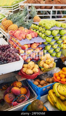 Vari tipi di frutta in un mercato alimentare locale, Ecuador. Foto Stock